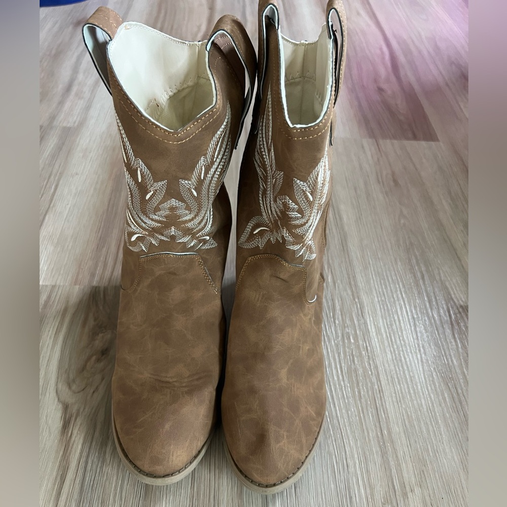 Light Brown Cowgirl boots Women’s sz 8